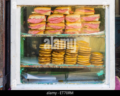 Ein Sandwich-Verkäufer Vitrine mit Sandwiches und anderen Lebensmitteln in Santiago De Cuba. Stockfoto