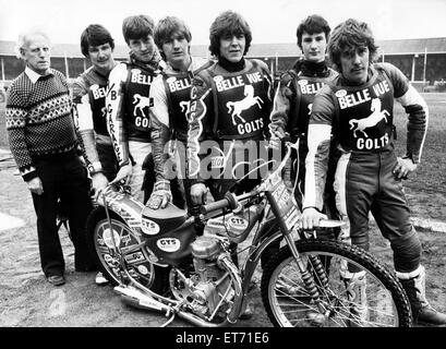 Belle Vue neue Colts team mit seinem Vorgesetzten Ted Connor (links). Sie (von links nach rechts) Gary Clegg, Martin Scarisbrick, Lee Edwards, Paul Heyes, Peter Clegg und Dave Wild. Die Belle-Vue-Colts sind Junioren Jugend-Entwicklungs-Team von Belle-Vue-Asse. 13. März 1983. Stockfoto