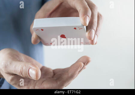 Mannes Hand hält Deck Spielkarten, Bayern, Deutschland Stockfoto