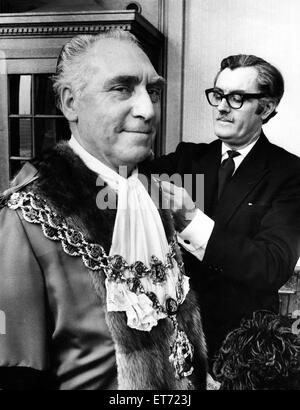 Stadtrat James Eames wird durch seine damit verbundenen Mr Tom Freer vor seiner Wahl zum Oberbürgermeister von Birmingham gekleidet. Eames ist eine 57 Jahre alte Lokführer. 21. Mai 1974. Stockfoto