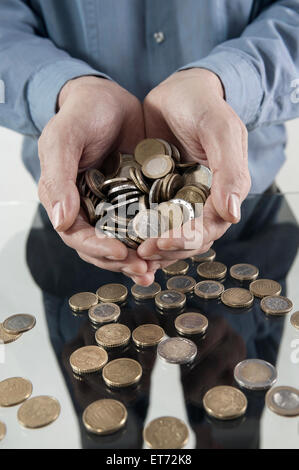 Geschäftsmann mit Handvoll Münzen, Bayern, Deutschland Stockfoto