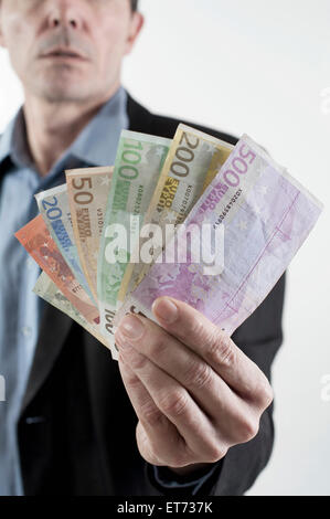 Geschäftsmann, der Euro-Banknoten zeigt, Bayern, Deutschland Stockfoto