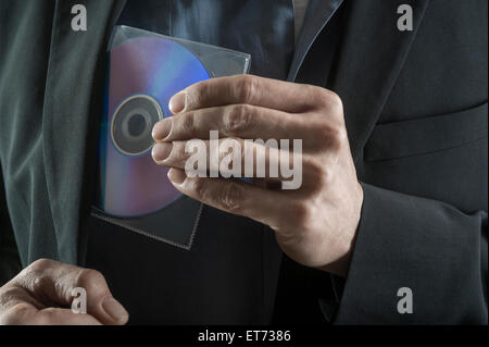 Geschäftsmann, der eine CD klaut, Bayern, Deutschland Stockfoto