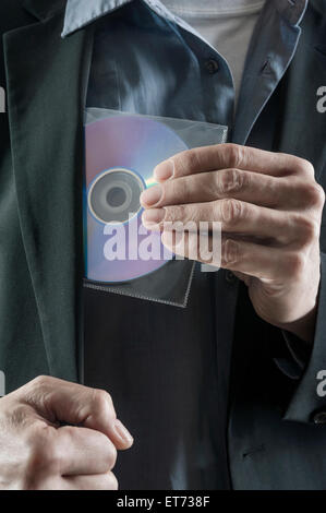 Geschäftsmann, der eine CD klaut, Bayern, Deutschland Stockfoto