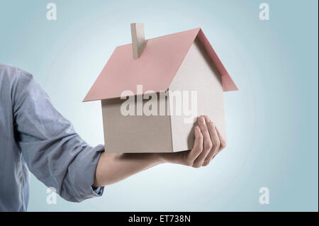 Real Estate Agent zeigt Dream Home, Bayern, Deutschland Stockfoto