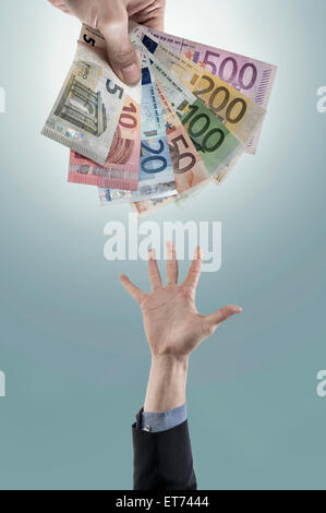 Hand Griff nach Geld, Bayern, Deutschland Stockfoto
