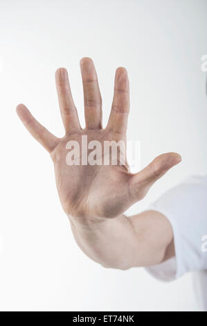 Nahaufnahme von Menschenhand Stop Geste, Bayern, Deutschland Stockfoto