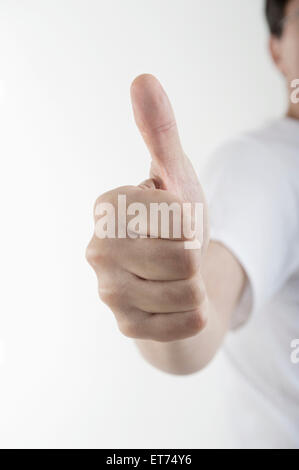 Nahaufnahme eines Mannes Hand geben Daumen nach oben, Bayern, Deutschland Stockfoto