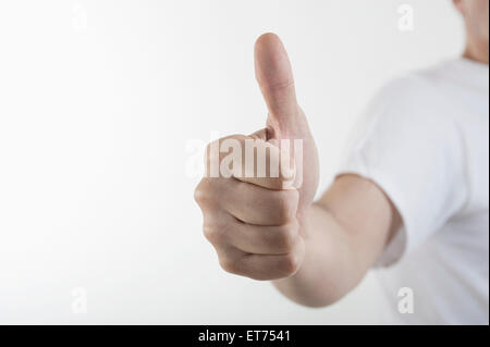 Nahaufnahme eines Mannes Hand geben Daumen nach oben, Bayern, Deutschland Stockfoto