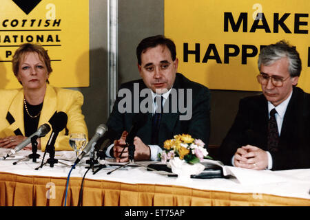 Alex Salmond, Zentrum.  Was macht ein Unterschied ein Jahr. Auf der letzten Konferenz der SNP lautete der Slogan "Scotland frei in 93". Aber mit der Nat MP auf drei reduziert bei allgemeinen Wahlen und Partei Moral niedriger als das Pfund fiel, hat es jetzt einen hohlen Ring. 10. April 1992. Stockfoto