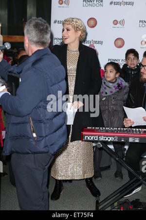 Pixie Lott führt mit Kindern aus Kopenhagen Grundschule zugunsten von Penny für London St. Pancras International Featuring: Pixie Lott wo: London, Vereinigtes Königreich bei: Kredit-16. Dezember 2014: Phil Lewis/WENN.com Stockfoto