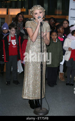 Pixie Lott führt mit Kindern aus Kopenhagen Grundschule zugunsten von Penny für London St. Pancras International Featuring: Pixie Lott wo: London, Vereinigtes Königreich bei: Kredit-16. Dezember 2014: Phil Lewis/WENN.com Stockfoto