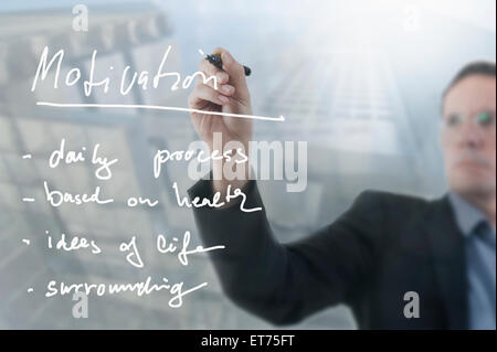 Geschäftsmann auf transparentem Tafel, Bayern, Deutschland Stockfoto