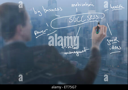 Geschäftsmann hält Präsentation, Bayern, Deutschland Stockfoto