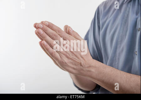 Gefalteten Hände im Gebet des Mannes zu positionieren, Bayern, Deutschland Stockfoto