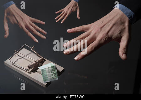 Geschäftsmanns Hände greifen nach Geld in der Mausefalle, Bayern, Deutschland Stockfoto