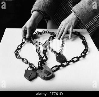 Militante Ausrüstung von Frauen Suffragetten während ihrer Kampagne für das Recht, um zu stimmen. Gesehen in einem Museum in South Kensington, London. Abgebildet sind Ketten und Vorhängeschlössern von Suffragetten verwendet, um sich an der Downing Street Schienen Ketten.  19. Februar Stockfoto