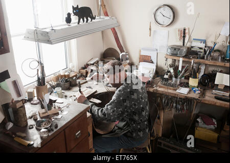 Ältere männliche Juwelier schlagen Schläge in Werkstatt, Bayern, Deutschland Stockfoto