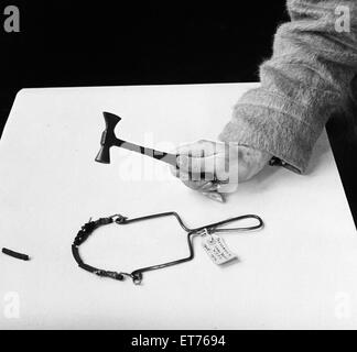 Militante Ausrüstung von Frauen Suffragetten während ihrer Kampagne für das Recht, um zu stimmen. Gesehen in einem Museum in South Kensington, London. Abgebildet ist ein Hammer und Katapult für die Zerschlagung von Windows verwendet. 19. Februar 1947. Stockfoto