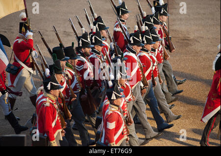 Horse Guards Parade, London, UK. 11. Juni 2015.  Der Ehrengast ist HRH The Duchess of Cornwall bei The Haushalt Division Beating Retreat Waterloo 200 mit einer Nachstellung der Schlacht von Waterloo, zum Gedenken an den 200. Jahrestag der Schlacht. Bildnachweis: Malcolm Park Leitartikel/Alamy Live-Nachrichten Stockfoto