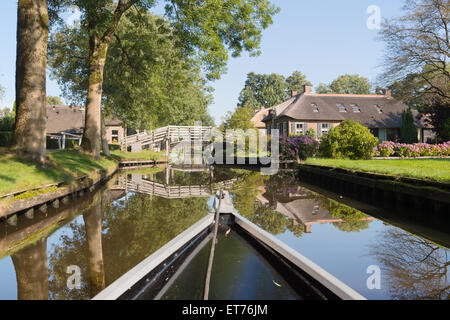 Niederländisches Dorf Giethoorn mit Wasser und Brücken Stockfoto