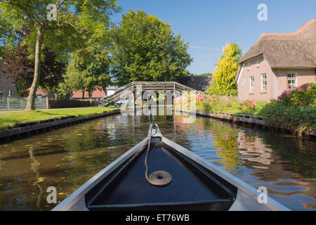 Mit Boot im Dorf Giethoorn in Holland Stockfoto