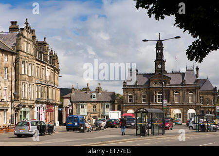 Großbritannien, England, Derbyshire, Buxton, Marktplatz, Rathaus, Eagle-Parade und Kings Head pub Stockfoto