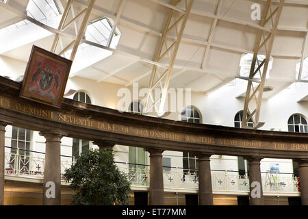 Großbritannien, England, Derbyshire, Buxton, Univertity of Derby Devonshire Kuppel Innenraum, Detail der Galerie und Schriftzug Stockfoto