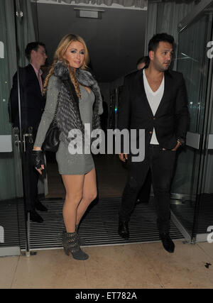 Paris Hilton verlassen ihr Hotel mit einem männlichen Begleiter Featuring: Paris Hilton wo: London, Vereinigtes Königreich bei: Kredit-17. Dezember 2014: Will Alexander/WENN.com Stockfoto