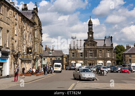 Großbritannien, England, Derbyshire, Buxton, Marktplatz und Rathaus Stockfoto