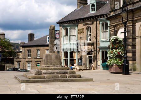 Großbritannien, England, Derbyshire, Buxton, Marktplatz, altes Kreuz vor Rathaus und Kings Head pub Stockfoto