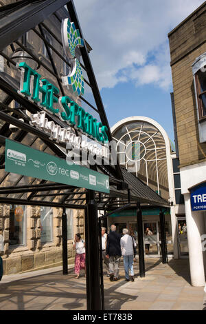 Großbritannien, England, Derbyshire, Buxton, Spring Gardens, The Springs Einkaufszentrum Eingang Stockfoto