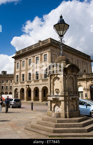 Großbritannien, England, Derbyshire, Buxton, The Crescent, Samuel Turner Memorial Trinkbrunnen, restauriert 1994 Stockfoto