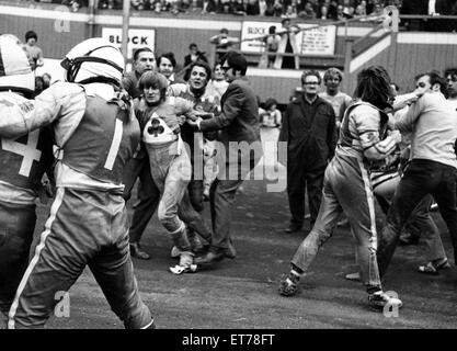 Dies war die Szene im Belle Vue, nachdem eine erstaunliche Aufflackern in der Asse-match gegen Leicester. Hier Leicester Skipper Ray Wilson (Nr. 1) hält seinen Teamkollegen Alan Cowland (Nr. 4), während Beamte Belle Vue Fahrer Alan Wilkinson zurückhalten. 11. Juli 1971. Stockfoto