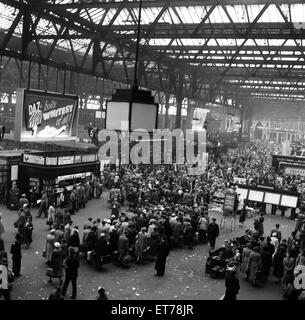 Urlauber, die Waterloo Station, London zu verlassen. Juli 1954. Stockfoto