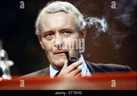 MP für Bristol South East Tony Benn raucht seine Pfeife auf der Labour-Partei-Konferenz in Brighton. Oktober 1981. Stockfoto