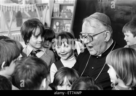 Doktor Patrick Dwyer, der römisch-katholische Erzbischof von Birmingham, verbringt den Morgen im Gespräch mit Schülern aus der Heilige Name römisch-katholischen Grundschule am Kreuz Lane, Great Barr. Im Bild, 19. November 1979. Die Jugendlichen sollen durch ihn bestätigt werden Stockfoto