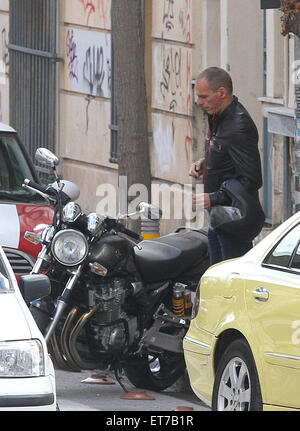 Yanis Varoufakis geht auf seinem Motorrad in der Nähe seines Hauses geparkt.  Der griechische Finanzminister glaubt, dass ein Referendum abgehalten werden könnte, wenn eine Einigung nicht auf Griechenlands Schulden Neuverhandlung Pläne mit der Euro-Zone vorgeschlagen. Griechenland wird ihren Vorschlag zur Eurozone Minister bei einer Eurogruppe-Sitzung in Brüssel heute (09 Mar 15) bringen.  Mitwirkende: Yanis Varoufakis wo: Athen, Griechenland bei: Kredit-8. März 2015: Papadakis Press/WENN.com ** zur Verfügung für die Veröffentlichung in UK, USA, Deutschland, Österreich, Schweiz, Frankreich, Spanien ** Stockfoto