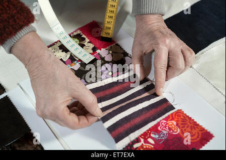 Senior weiblichen Mode-Designer arbeiten in Werkstatt Bayern Stockfoto