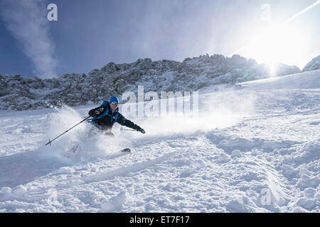 Reifer Mann Skifahren, Bayern, Deutschland Stockfoto