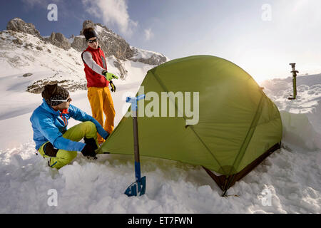 Junge Männer Gebäude Zelt im Schnee, Tirol, Österreich Stockfoto