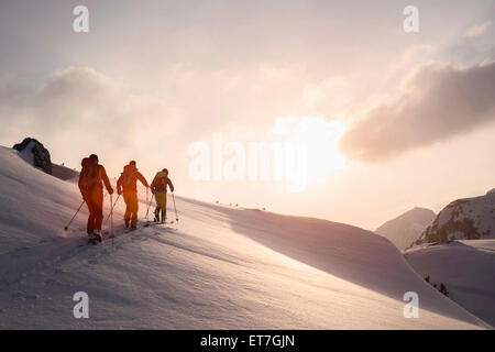 Skibergsteiger Klettern auf verschneiten Bergen, Tirol, Österreich Stockfoto