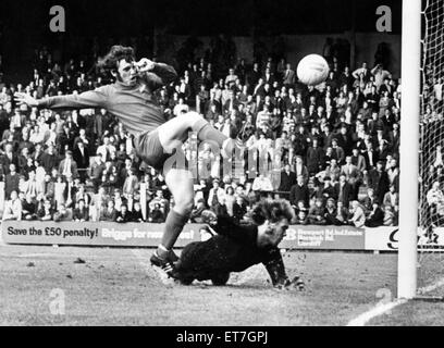 Cardiff City V FC Schalke 04, Vorsaison freundlich im Ninian Park, 4. August 1971.  John Parsons, Cardiff City Football-Spieler, tippt 1968-1973, den Ball über den Schalke-Torwart, das dritte Tor für Cardiff. Stockfoto