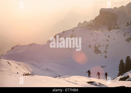 Skibergsteiger Klettern auf verschneiten Bergen, Tirol, Österreich Stockfoto