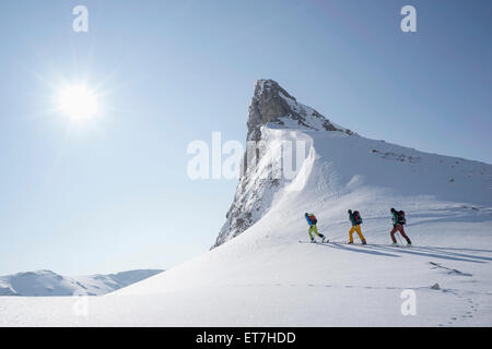 Skibergsteiger Klettern auf schneebedeckten Gipfel, Tirol, Österreich Stockfoto