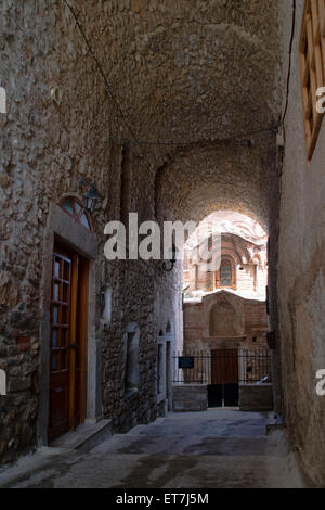 Die byzantinische Kirche von Agioi Apostoloi am Ende einer Gasse in Pyrgi Dorf, Chios, Griechenland Stockfoto