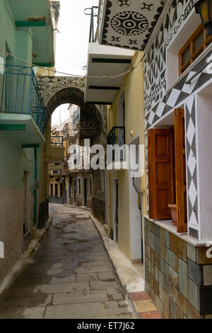 Kleine Gasse im Dorf Pyrgi, auf der Insel Chios, Griechenland Stockfoto