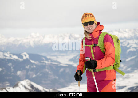 Junge Frau Skifahren, Kitzsteinhorn, Zell Am See, Österreich Stockfoto