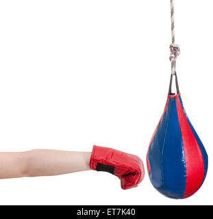 Handbewegung - Kind mit Boxen Handschuh Schläge Boxsack isoliert auf weißem Hintergrund Stockfoto