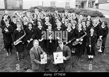 In Harmonie... Rastrick High School Concert Band, gesehen mit Kopf Musik Herr Peter Lynch (rechts) und Schulleiter Herr Peter Clark, die Zertifikate gewann beim National Concert Band Festival zu halten. 10. April 1991. Stockfoto